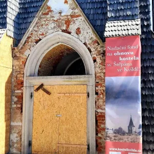 Oprava vstupu kostela započala