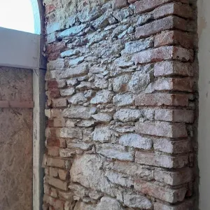 Oprava vstupu kostela započala