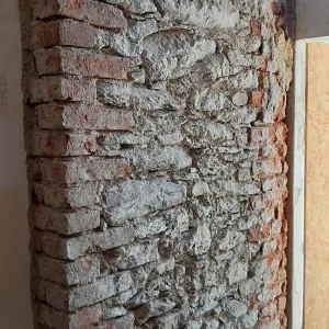 Oprava vstupu kostela započala