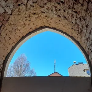 Oprava vstupu kostela započala