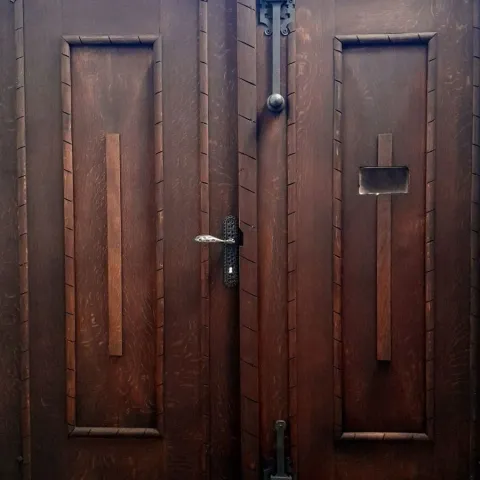 28.11.2025 byly instalovány nové vchodové dveře