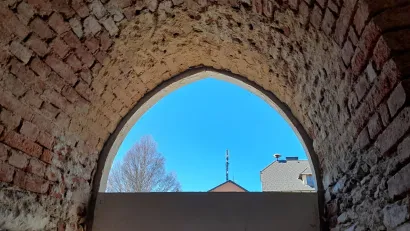 Oprava vstupu kostela započala